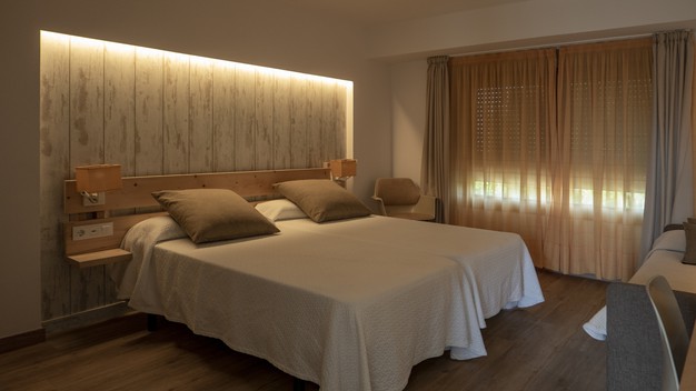 interior-bedroom-white-creamy-tones_181624-16134